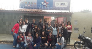 25 alunos estudando no ICBEU Idiomas